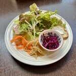バルバルキッチンアメリ - いつも美味しいランチサラダ
      ただ、今日はちょっと内容的に寂しいかな？