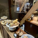 古陰 - レジ横カウンターにはパウンドケーキの販売も！