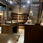 古陰 - 私たちは手前の大きなテーブル席に案内されました。靴のままでOK!