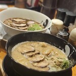 汁そば処ちょぼいち - むかって手前が鶏がら白湯、奥が鶏がら醤油