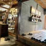 古陰 - 左側が調理場右にはテーブル席。こちらは靴を脱ぎます