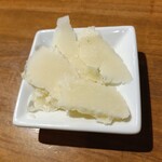 イタリアン酒場ナチュラ - お通し（チーズ）