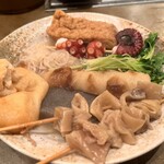 花くじら - 厚揚げ、たこ、糸こん、かいわれ、餅きんちゃく、ちくわ、こんにゃく、すじ(二本)