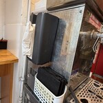 ラーメン見田家 - お水は入って左側の冷水機にてセルフ(ボックスティッシュ､紙エプロンは冷水機両脇)