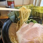 ラーメン見田家 - もっちりつるつるした酒井製麺製の中太ウェーブ麺