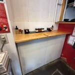 ラーメン見田家 - 荷物用フックのある壁向きカウンター①