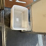 ラーメン見田家 - 入口下に荷物カゴ