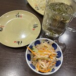 順香 - お通しと中国茶  葉っぱめっちゃ浮いてる