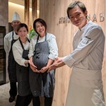 atelier HANADA - 右から、総料理長洋平くん、チーフパティシエのかなちゃん、スーパティシエのゆりこちゃん、スーシェフの岩崎さん。