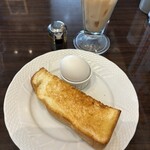 星乃珈琲店 CeeU Yokohama店 - サービスで付けてくれた、厚切りトーストとゆで卵(お塩も来た)