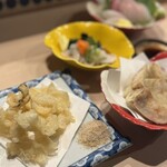 魚馬る ふぶき - 左、百合根の天ぷら　右、水ナスの胡椒揚げ　奥、水タコぽん酢