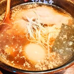 やぐら亭 - 濃厚な半熟味玉は、味が染みしみ。