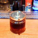 やぐら亭 - "支那そば"提供時に持って来てくれる"辣油"。