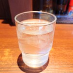 やぐら亭 - 着席後すぐに持って来てくれる、冷たいお水。