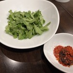 創作麺工房 鳴龍 - パクチー150円と麻辣醤50円