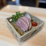 流山 すず季 - 鴨ロース煮。臭み一切なし！そして少し炙ってあるから香ばしい。これ何か用紙に書くやつあって3,000円で売ってた♪