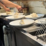 アネロ - 前菜の盛り合わせを一斉に作ってるとこ