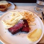 ビストロチカラ - 牛ハラミ肉のグリエ フレンチフライ添え