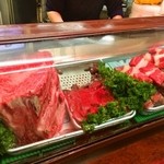 初ちゃん - 冷蔵ケースにはすごい肉の塊が！！