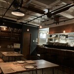 JOLIE - 店内照明はレトロランプのみで光量は抑えめ。とてもムーディーな店内。