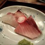 郷土酒亭 元祖 炉ばた - 寒ブリ刺身（お通し）