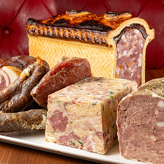 フランス伝統のシャルキュトリーを堪能する。