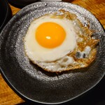 ラマイ - 目玉焼きは、フタをせず焼いているので、黄身表面の膜から黄身全体がまだトロトロ生状態。半熟に至る前にライスへ：2025/12/16