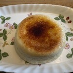 スモモ - 料理写真:クレームブリュレパン２４８円。  中に自家製のカスタードクリームがたっぷり入ったパンです。