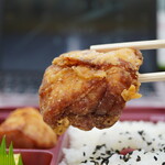たまひで からっ鳥 - 唐揚げの旨さに浸れる大胆な一口大
