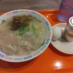 博多ラーメン はかたや - 料理写真:辛子高菜ラーメン390円、ゆで卵60円(2025.10.19)