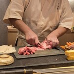 すしやのたい悟 - 大間の天然本鮪から中落ちを掻き出す大将♪