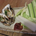 築地 本丸 - お通しが生牡蠣！