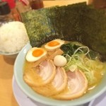 清六家 - ふらっと寄った清六家

今月のオススメメニュー☆

醤油とんこつの太麺、食べ応えGood!! スープは意外にサラッとしているが、個人的に大好きな天一に近い風味を感じたのがちょっとした幸せ感だった☆