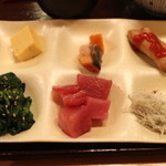 ダイワロイネットホテル - 料理写真:朝食バイキング、まぐろ、卵、ソーセージ、ホウレンソウのおしたし、しらすおろし等