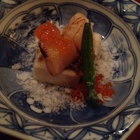 天空の庭　星のなる木 - 炙りホタテ貝と軽羹の牛蒡庵餡添え　黄身味噌漬け　飛び子　金針菜　柚
