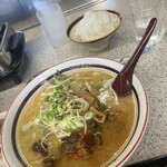 鹿児島ラーメン 真琴 - とんこつラーメン(豚骨味噌煮入り)！　1350円。
