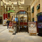 新宿中村屋 manna - 外観②(地下1階:階段を降りた先にお店がある)