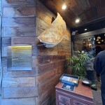 TaiKouRou Tokyo - 店頭のジャンボ焼餃子ディスプレイ