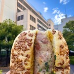 パサージュ ア ニヴォ - 食べる前に記念撮影！青空とうまいパン。しあわせ。