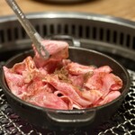 東陽町 大衆焼肉 暴飲暴食 - 焼いてもトロトロでやはりユッケ！