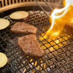 東陽町 大衆焼肉 暴飲暴食 - 炎で踊る肉