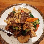 鍋家 - 牛ハラミときのこの炒め