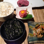 大阪屋 - 〆の麦ご飯大。韓国海苔。キムチ。