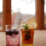 カントリータウンMt.Fuji, REAF Cafe - ドリンク写真:コーヒーチェリーソーダとアイスレモンティー
