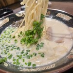 濃厚とんこつラーメン 一峰 - 
