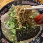 無鉄砲 - とんこつラーメン中太麺