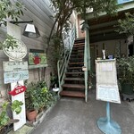 ラ　カピ - こちらの階段をのぼると入り口です！