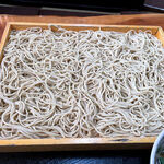 安曇野 - 大きなせいろにお蕎麦が盛られています。いわゆる板蕎麦ってヤツですか。