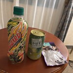 マルショク - ドリンク写真:■JA全農おおいた かぼすハイボール340ml缶¥158:かぼすの爽やかな香りが心地よく、シャープな酸味と控えめな甘さが調和。炭酸の切れ味が加わり、後味はすっきり軽やか。 ■マイおつまみ 黒いカルパス トリュフ仕立て¥100:トリュフ風味に仕上げたミニカルパス。 ■チェリオコーポレーション ライフガード¥88:エネルギーをチャージしたく購入。