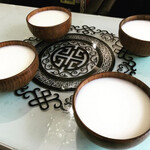 챠하루 - 수티차 글라스
                      380엔
                      몽골의 흑차를 사용한 소금 맛 밀크티